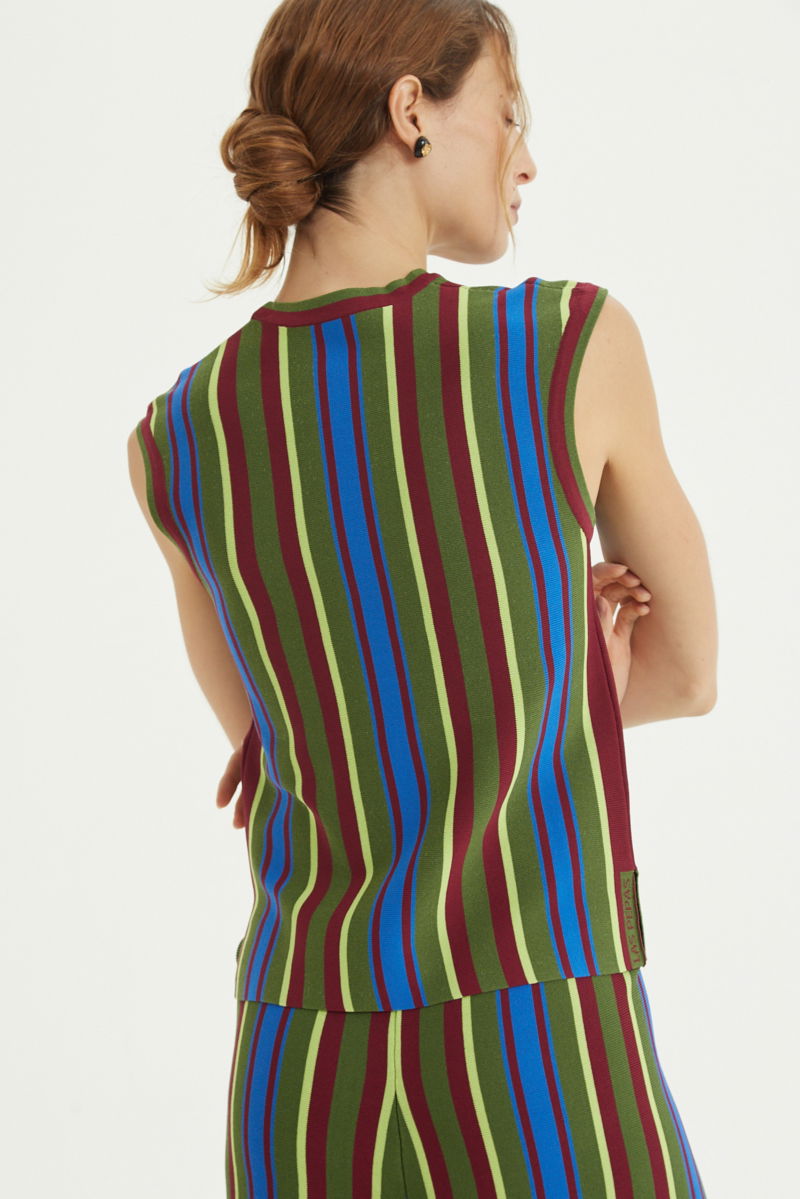 Musculosa verde tejida a rayas de cuello redondo, calce recto y larga hasta la cadera con aberturas laterales.
