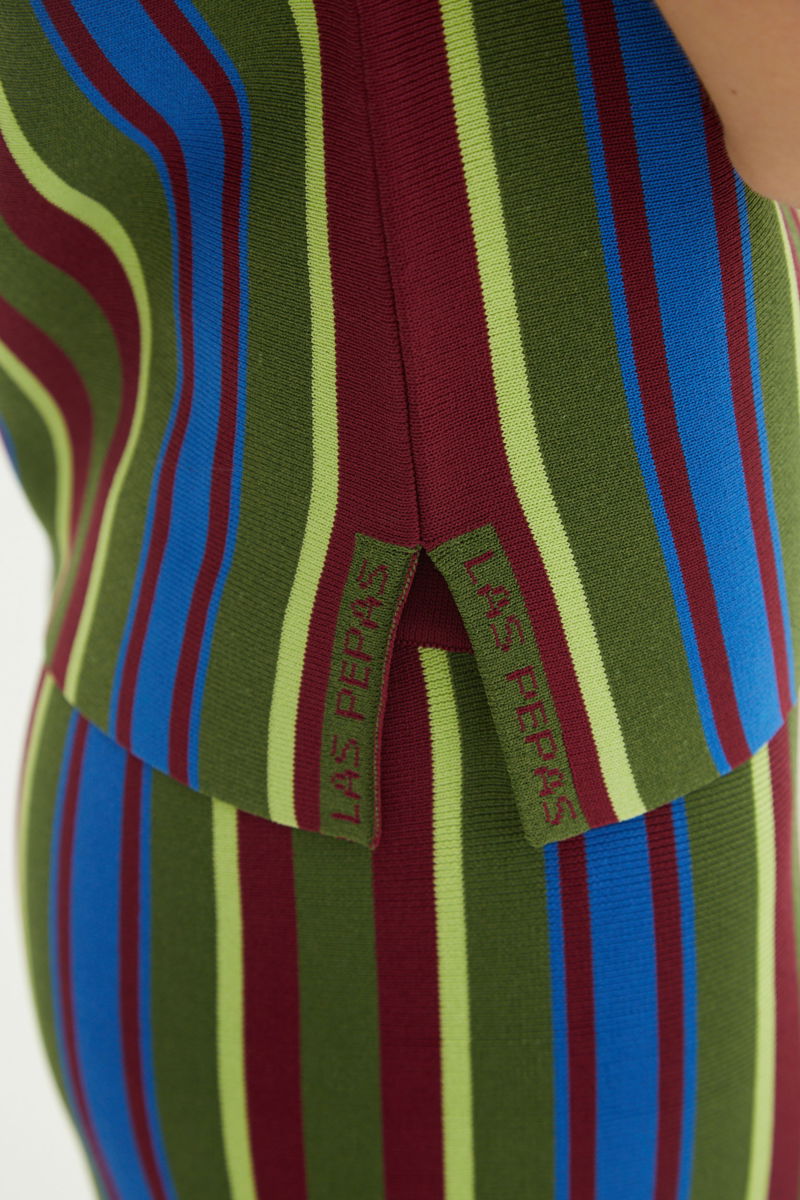 Musculosa verde tejida a rayas de cuello redondo, calce recto y larga hasta la cadera con aberturas laterales.