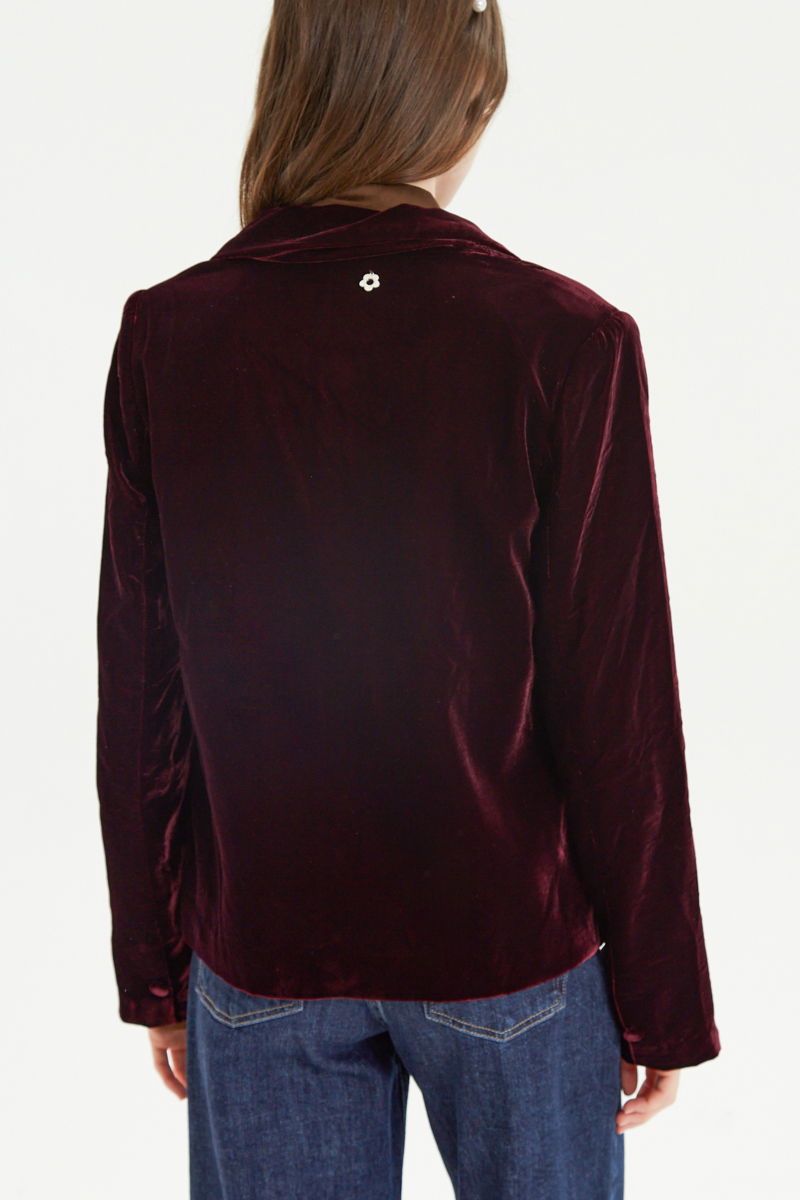 Blazer bordo sastrero con hombreras de corte recto con pinzas de entalle y largo hasta la cadera.