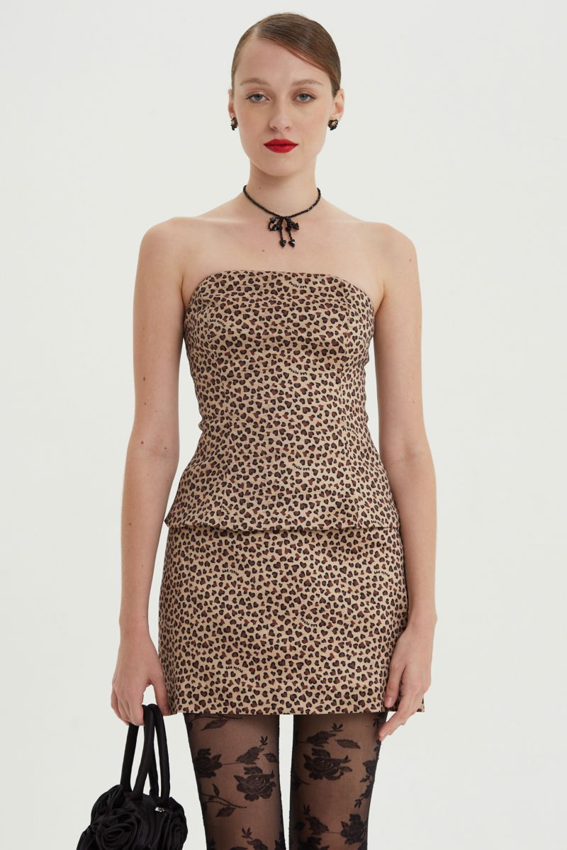 Corset elastizado con estampado animal print, escote semi curvo y cierre en la espalda. 
