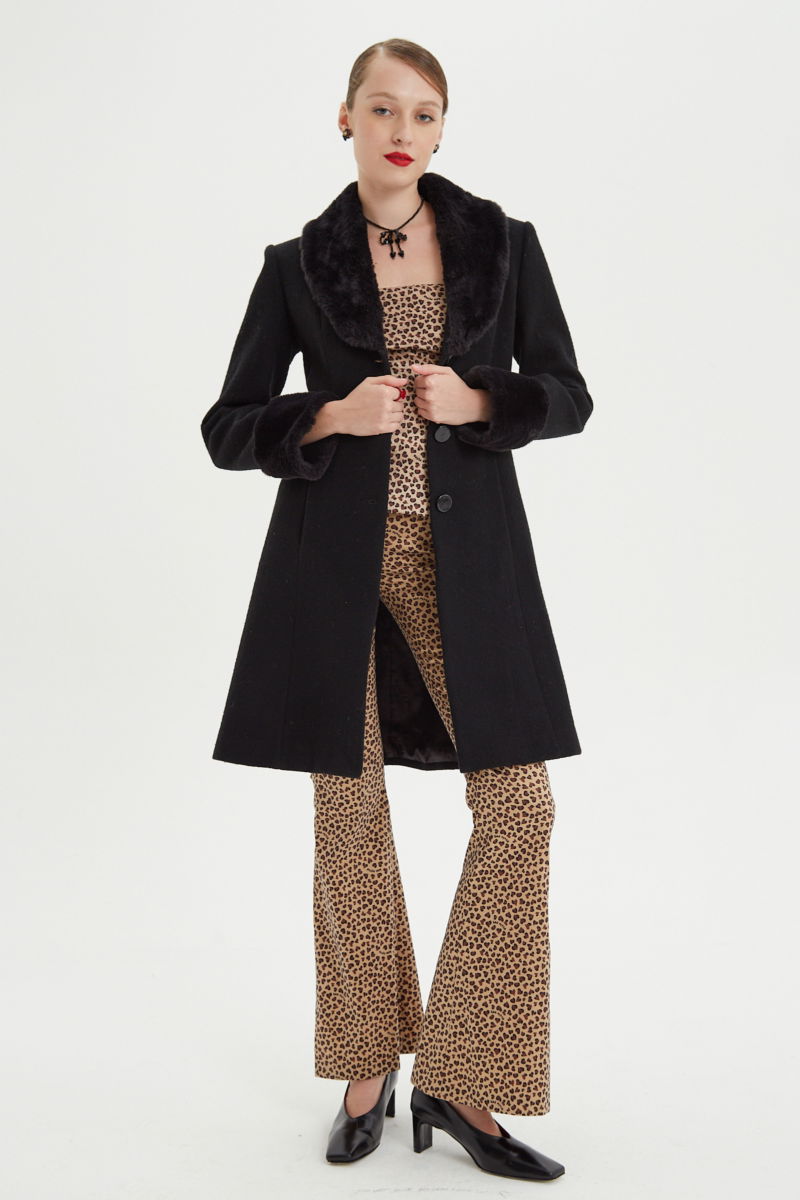 Pantalón elastizado con estampa animal print, tiro bajo y de corte acampanado con cierre invisible lateral y pinzas traseras.