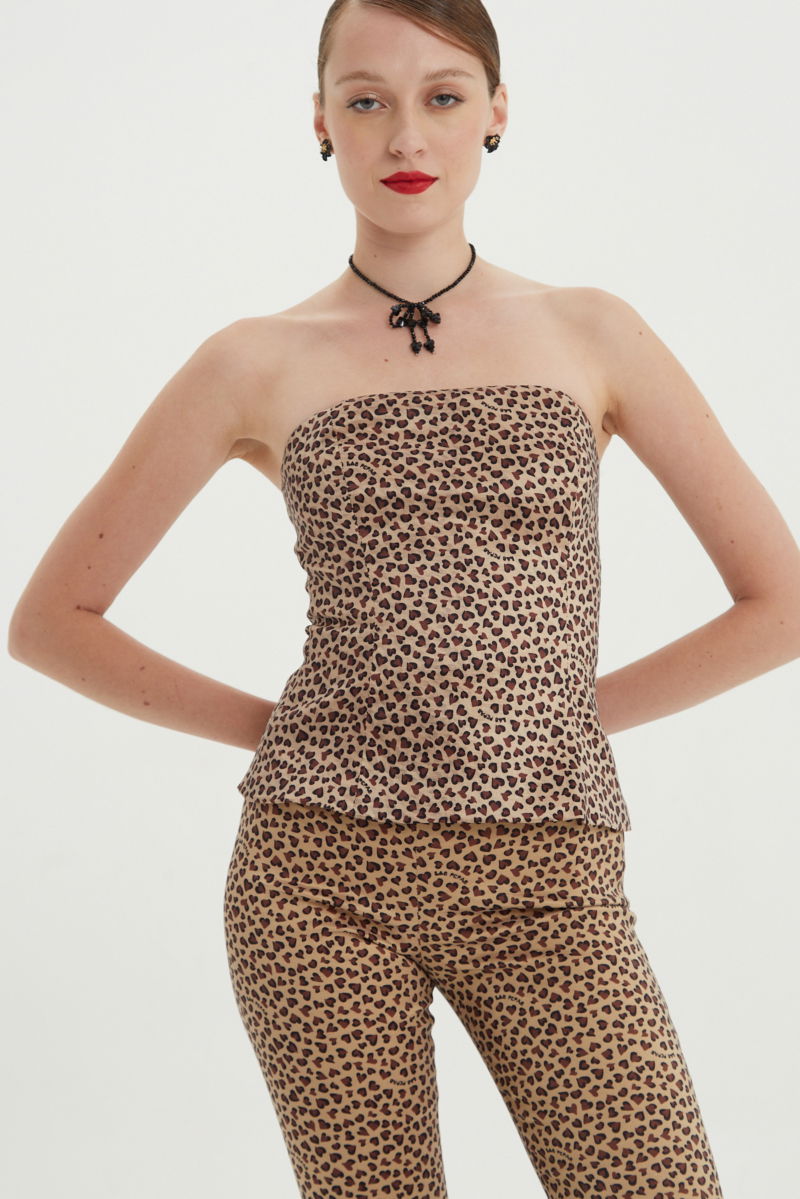 Corset elastizado con estampado animal print, escote semi curvo y cierre en la espalda. 

