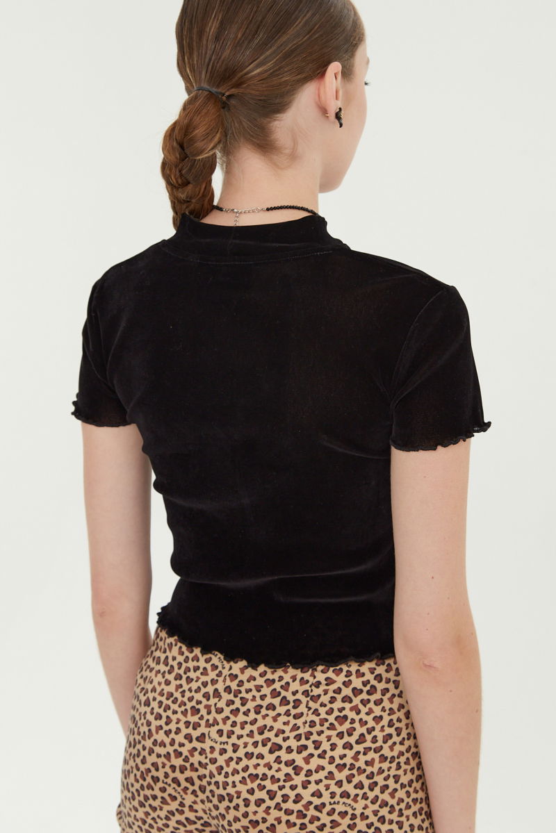 Remera negra al cuerpo de velvet corta a la cintura de mangas cortas y cuello alto con bordado roulotte en mangas y ruedo.