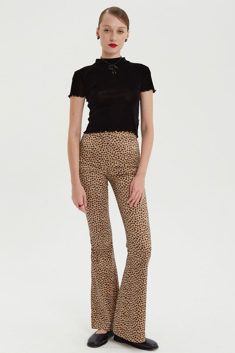 Pantalón elastizado con estampa animal print, tiro bajo y de corte acampanado con cierre invisible lateral y pinzas traseras.