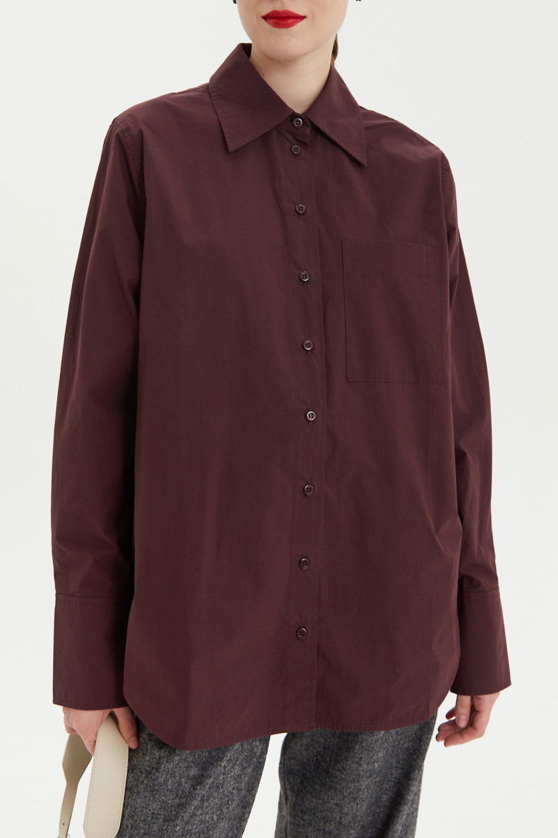 Camisa uva oversize de poplín de algodón larga por debajo de la cadera con bolsillo aplicado al frente, tabla en la espalda y botones a tono.