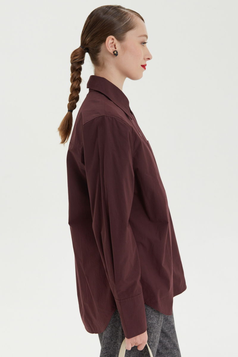 Camisa uva oversize de poplín de algodón larga por debajo de la cadera con bolsillo aplicado al frente, tabla en la espalda y botones a tono.