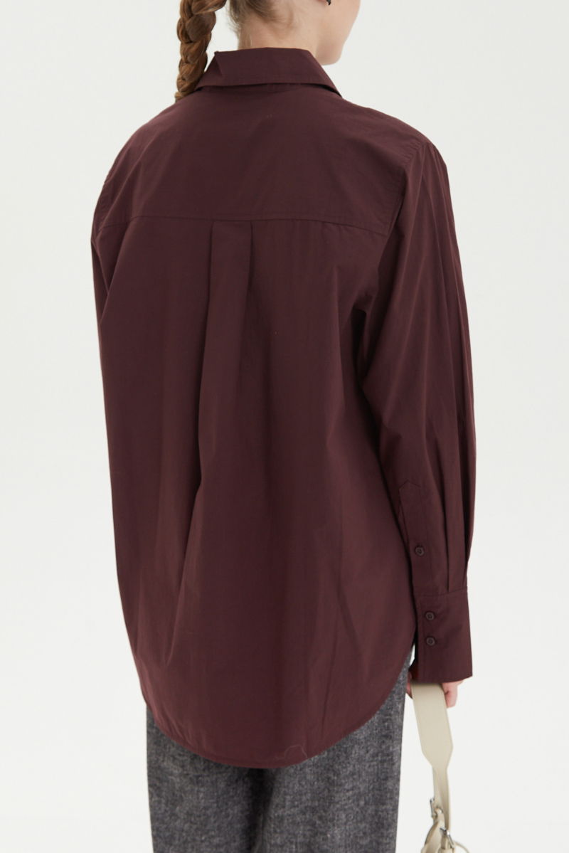 Camisa uva oversize de poplín de algodón larga por debajo de la cadera con bolsillo aplicado al frente, tabla en la espalda y botones a tono.