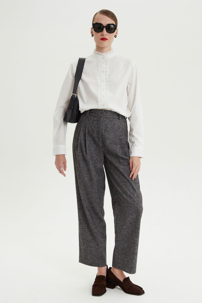 Camisa blanca de algodón recta con cuello mao y terminaciones de encaje en cuello, puños, cartera y canesú. 
