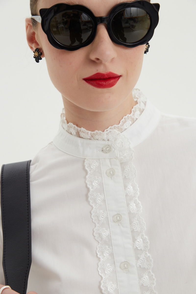 Camisa blanca de algodón recta con cuello mao y terminaciones de encaje en cuello, puños, cartera y canesú. 
