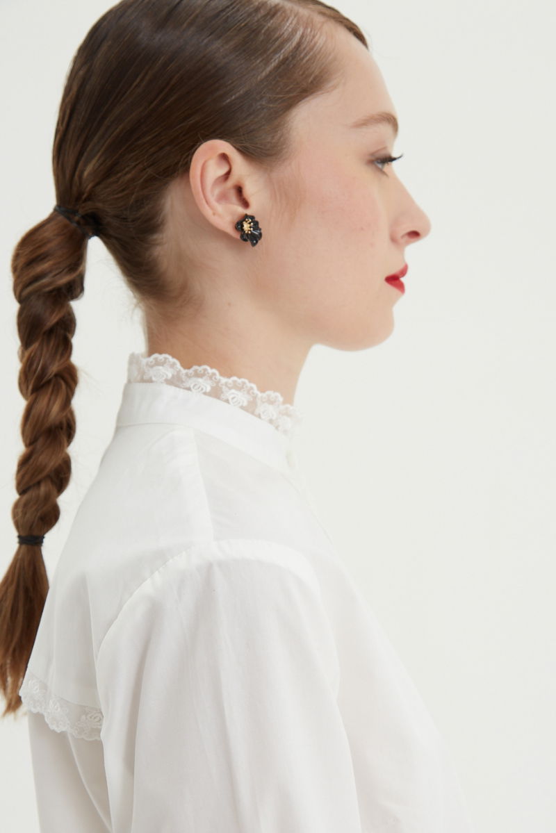 Camisa blanca de algodón recta con cuello mao y terminaciones de encaje en cuello, puños, cartera y canesú. 
