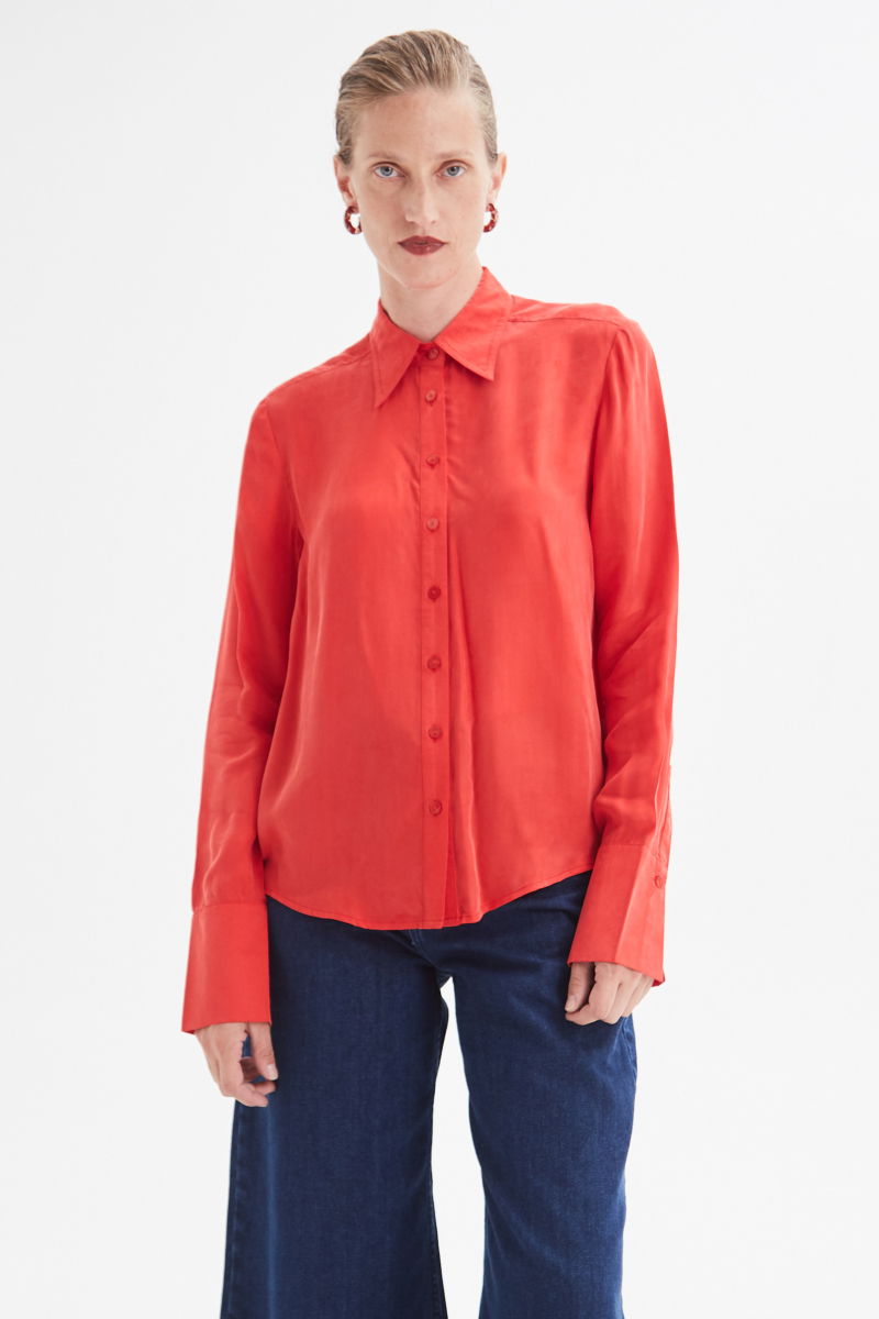 Camisa roja de calce recto y puños anchos con textura suave de piel de durazno. 
