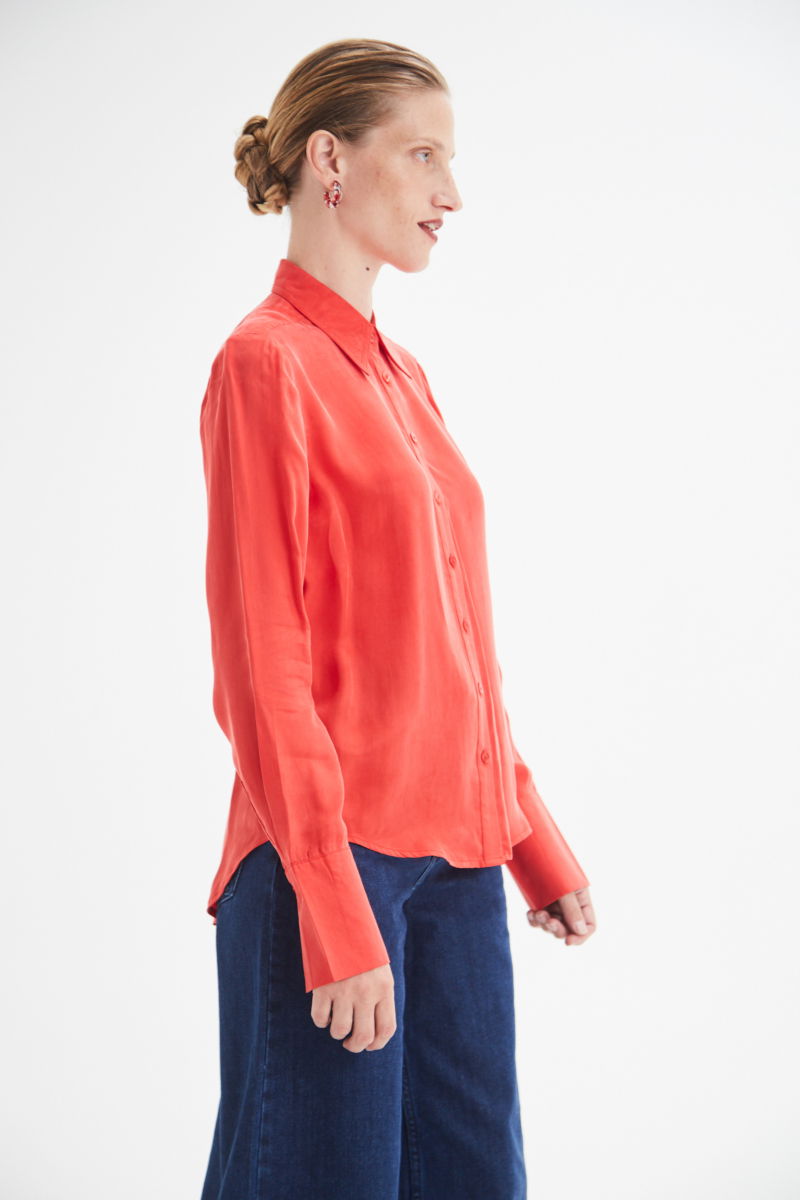 Camisa roja de calce recto y puños anchos con textura suave de piel de durazno. 
