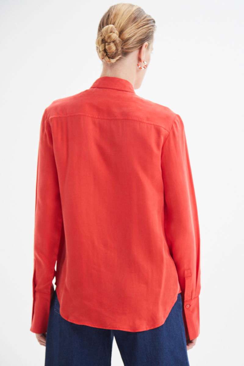 Camisa roja de calce recto y puños anchos con textura suave de piel de durazno. 
