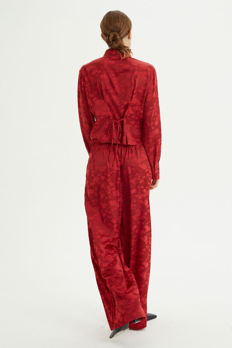Pantalón rojo amplio tiro alto satinado de jacquard con motivo floral y cintura elastizada con pliegues.
