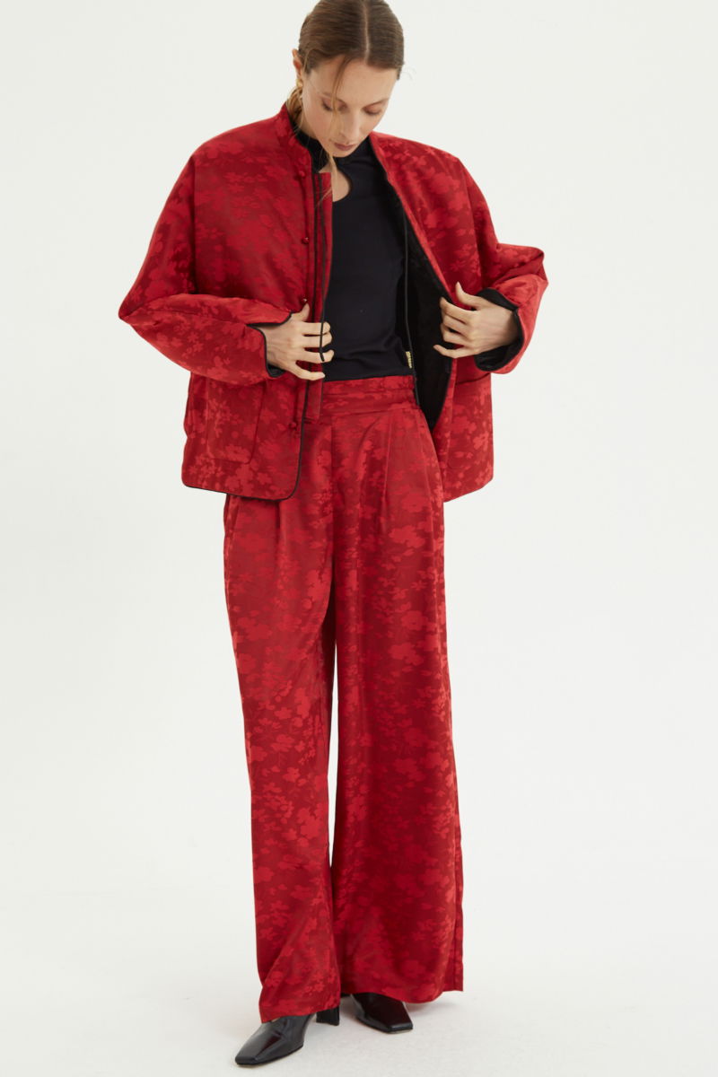 Pantalón rojo amplio tiro alto satinado de jacquard con motivo floral y cintura elastizada con pliegues.
