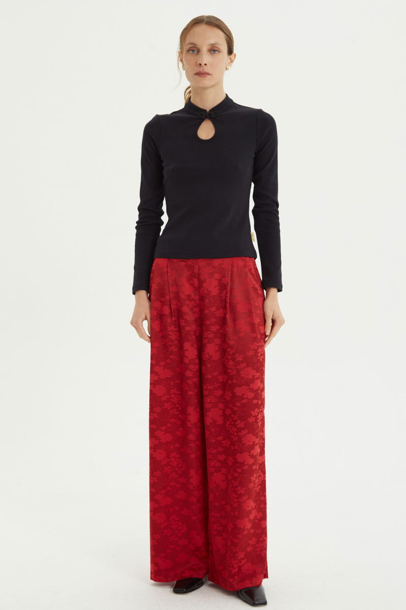 Pantalón rojo amplio tiro alto satinado de jacquard con motivo floral y cintura elastizada con pliegues.
