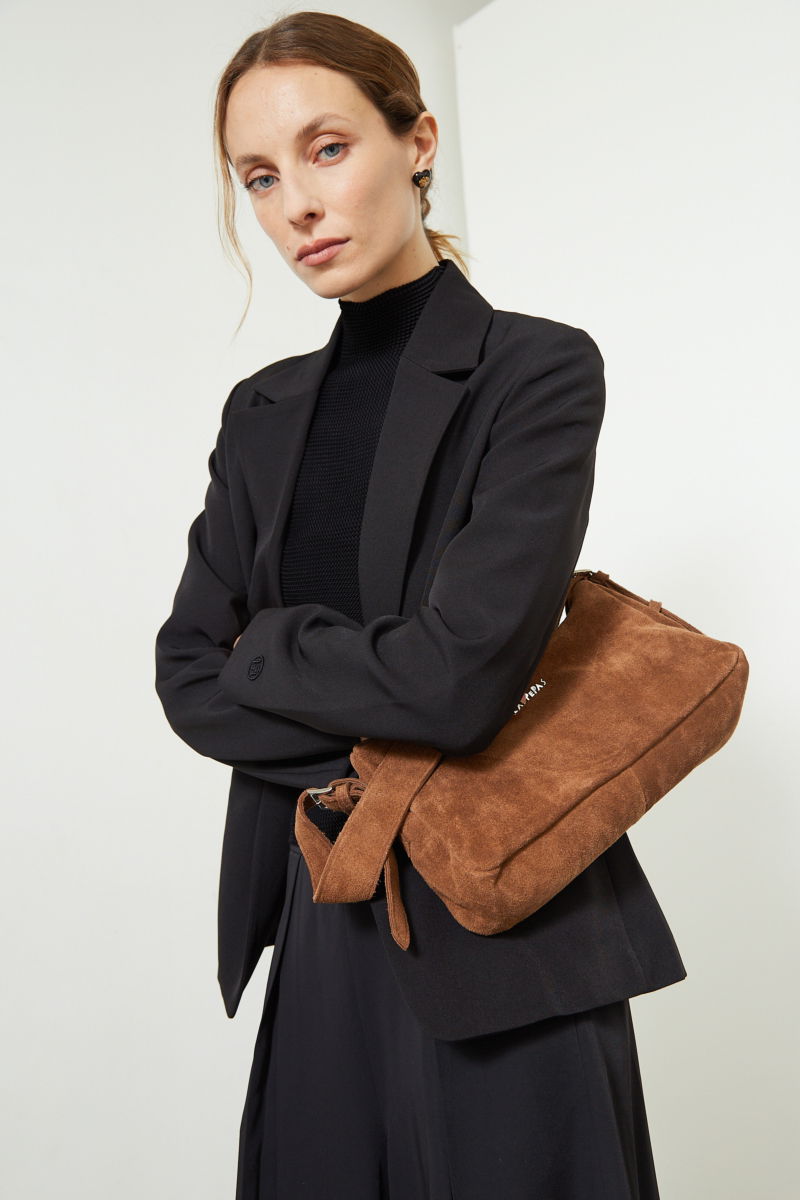 Blazer negro sastrero recto con hombreras, bolsillos ojal y pinzas en frente y espalda. 
