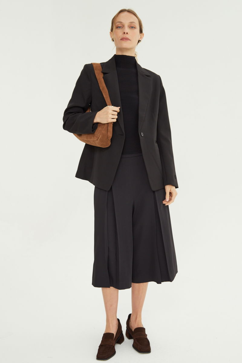 Blazer negro sastrero recto con hombreras, bolsillos ojal y pinzas en frente y espalda. 
