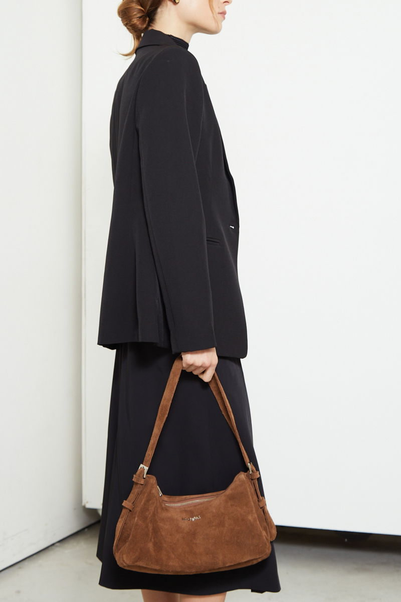 Blazer negro sastrero recto con hombreras, bolsillos ojal y pinzas en frente y espalda. 
