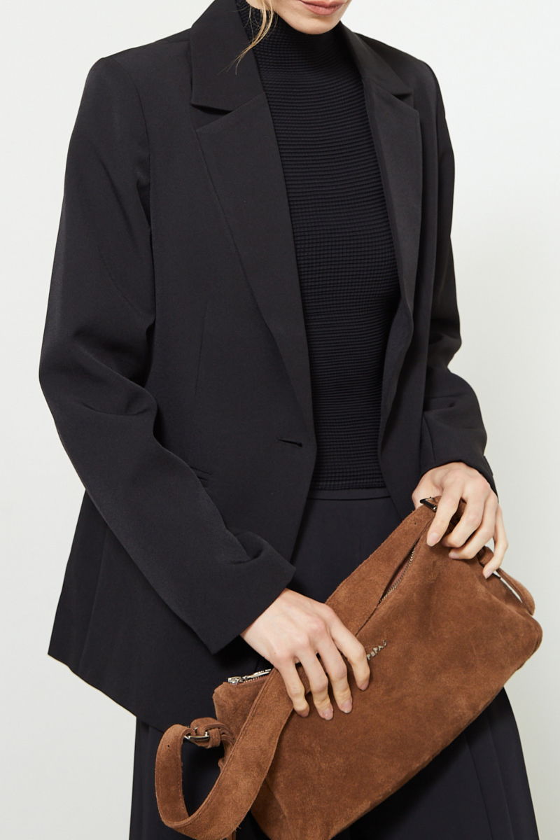 Blazer negro sastrero recto con hombreras, bolsillos ojal y pinzas en frente y espalda. 
