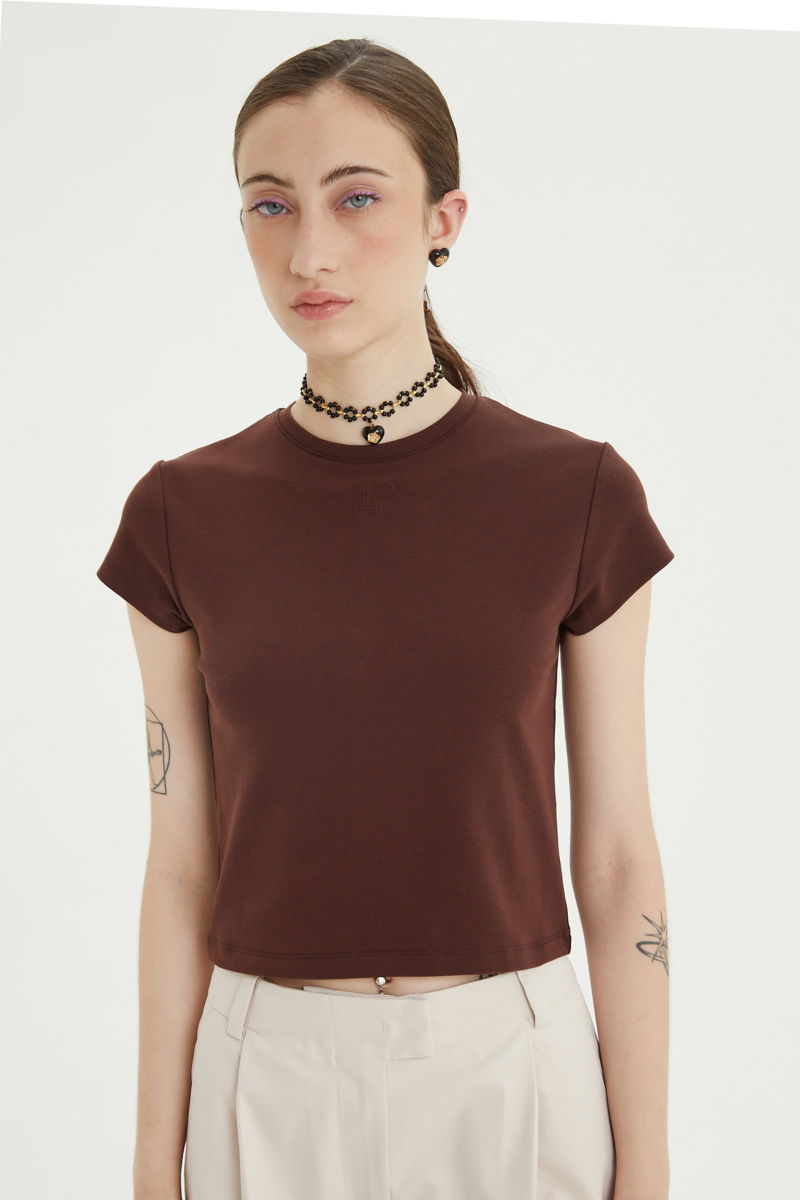 Remera marron manga corta de algodón elastizado al cuerpo, larga a la cintura y de cuello redondo con logo LP en vinilo velvet en el frente. 
