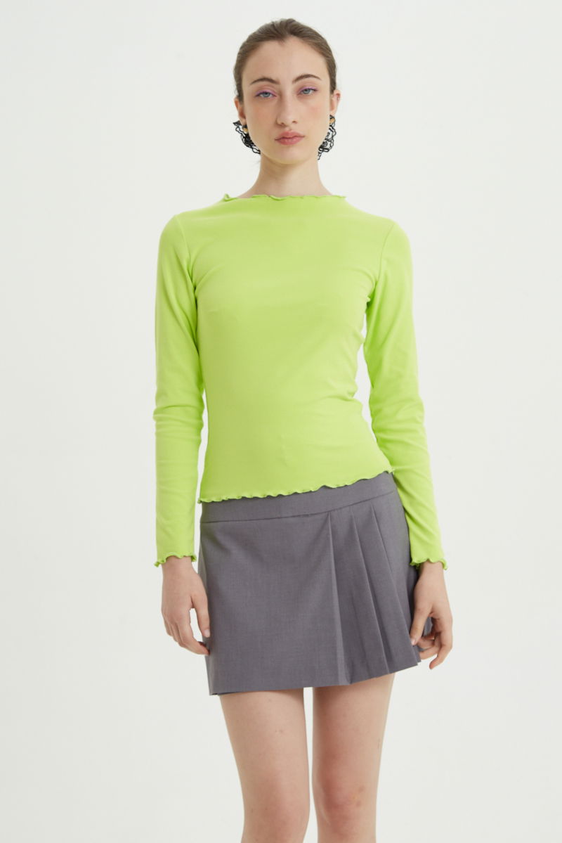 Short sastrero gris tiro bajo y corto con falda tableada superpuesta al frente y pinzas traseras.
