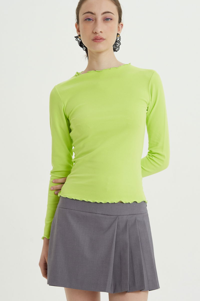 Short sastrero gris tiro bajo y corto con falda tableada superpuesta al frente y pinzas traseras.
