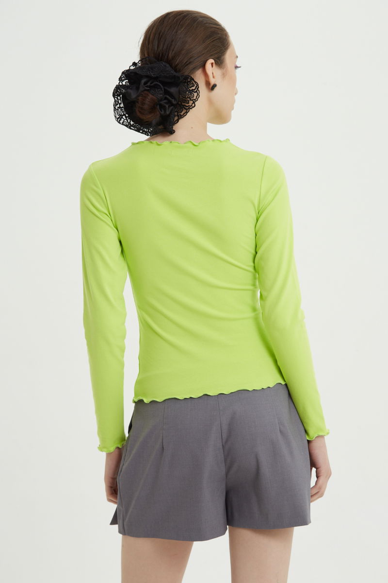 Short sastrero gris tiro bajo y corto con falda tableada superpuesta al frente y pinzas traseras.
