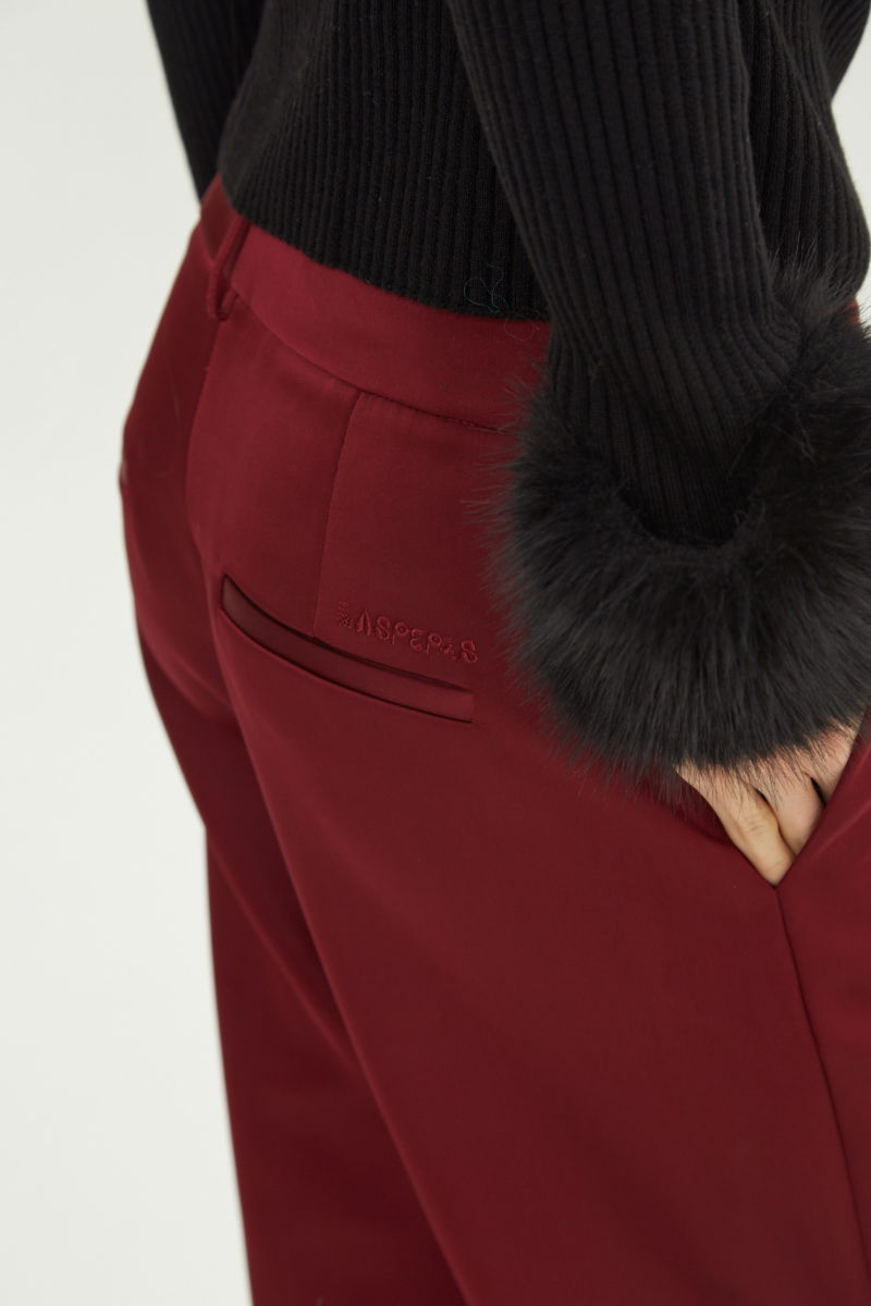 Pantalón bordo sastrero satinado tiro medio de silueta recta y largo por encima del tobillo.
