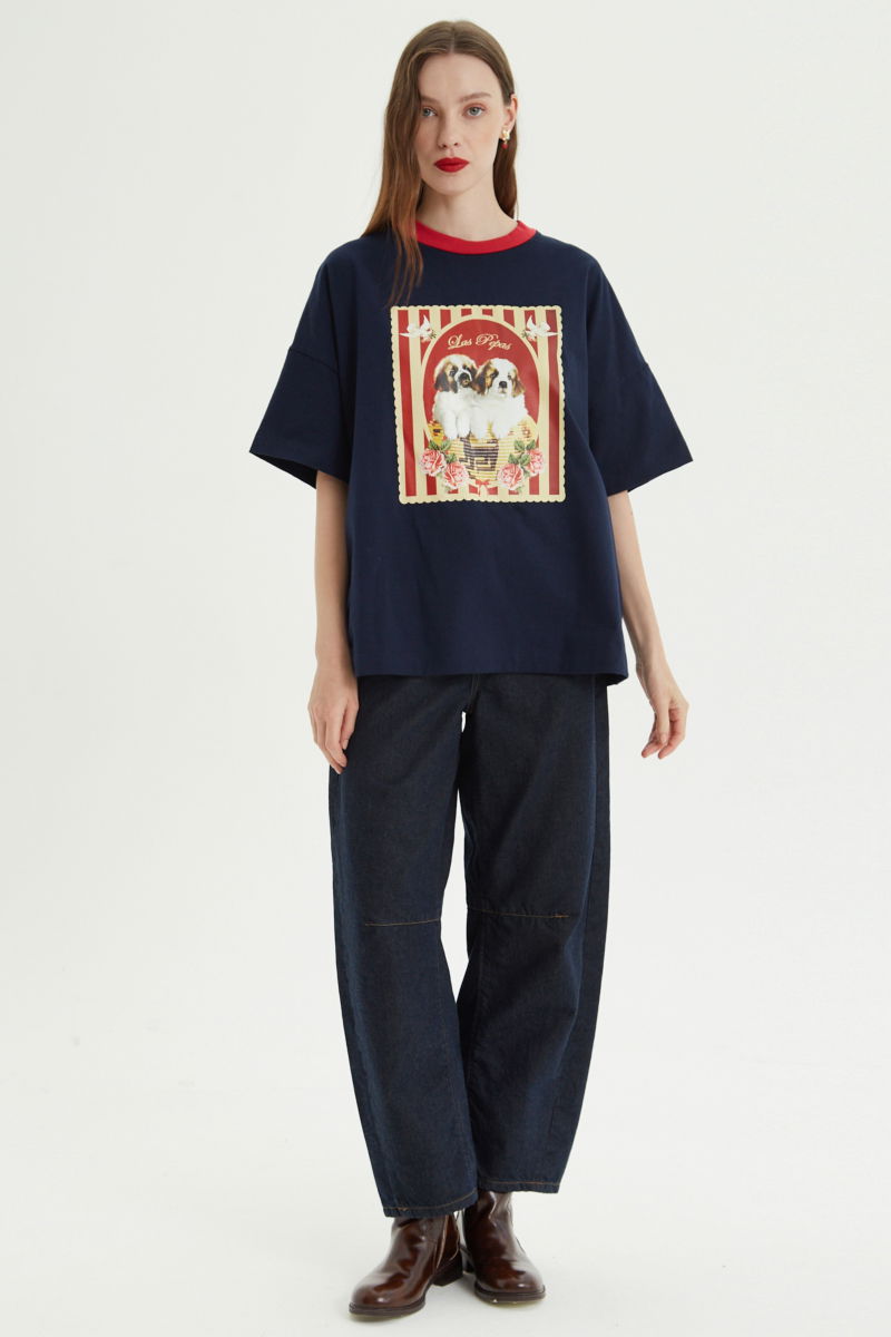 Jean barrel tiro alto con pinzas en las piernas y costuras a contratono. 