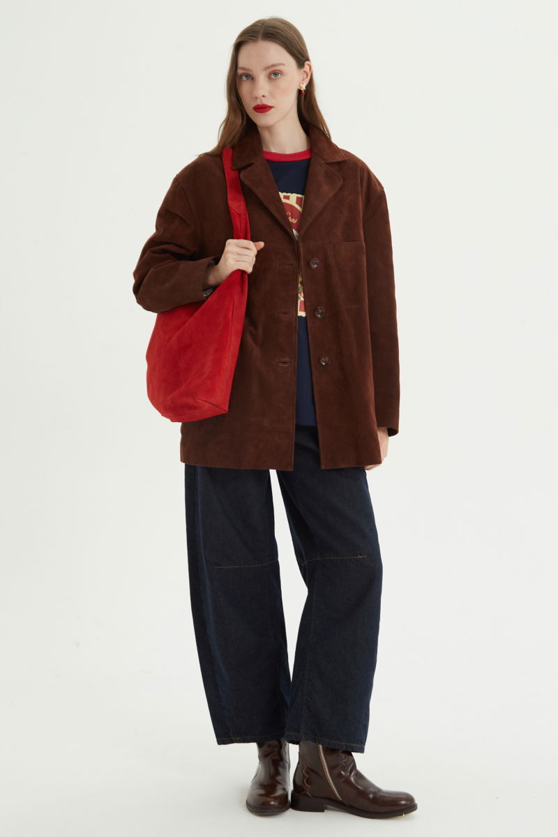 Saco oversize de gamuza largo debajo de la cadera con botones nacarados, bolsillos frontales y laterales y recortes