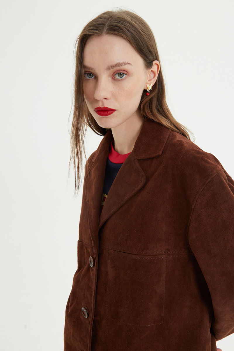 Saco oversize de gamuza largo debajo de la cadera con botones nacarados, bolsillos frontales y laterales y recortes