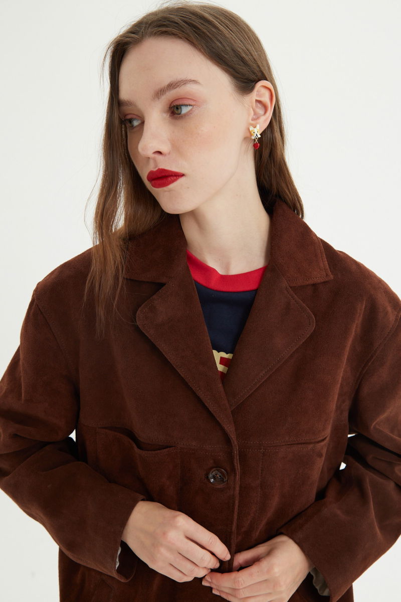 Saco oversize de gamuza largo debajo de la cadera con botones nacarados, bolsillos frontales y laterales y recortes