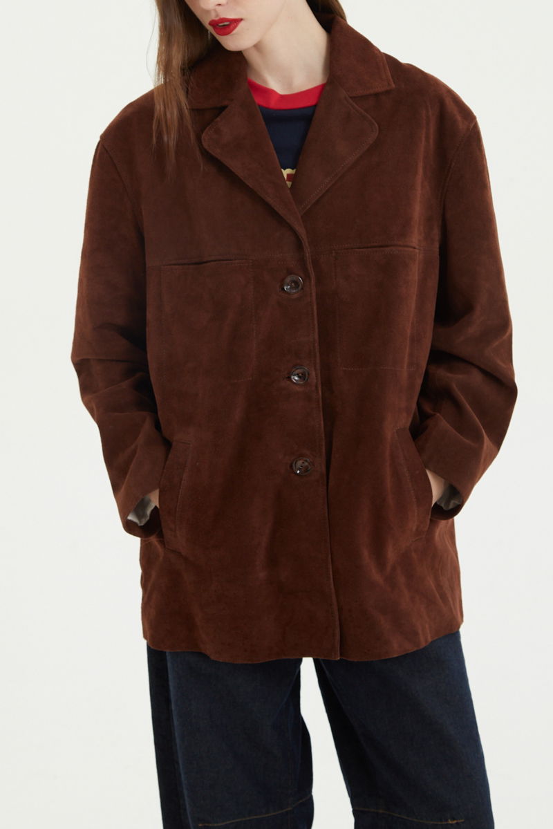 Saco oversize de gamuza largo debajo de la cadera con botones nacarados, bolsillos frontales y laterales y recortes. 
