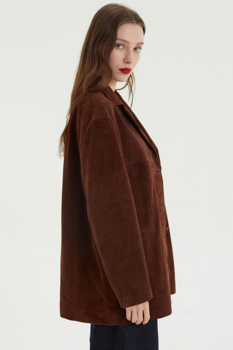 Saco oversize de gamuza largo debajo de la cadera con botones nacarados, bolsillos frontales y laterales y recortes