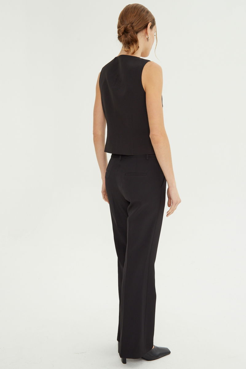 Pantalón negro sastrero tiro alto de corte recto y largo al tobillo con pinzas en el frente, bolsillos laterales y bolsillo ojal en la espalda. 
