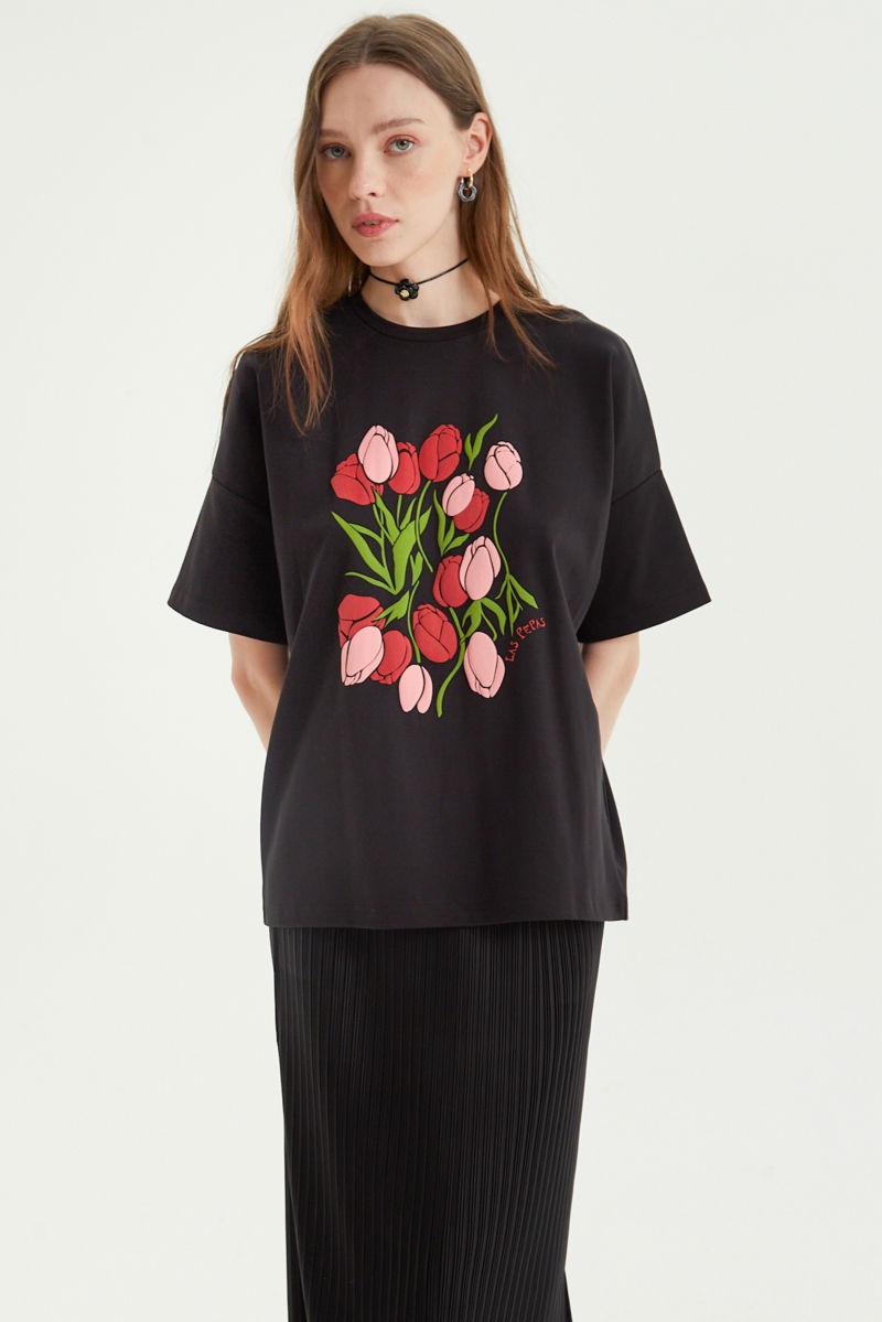 Remera oversize de algodón con estampa central de tulipanes en relieve. 