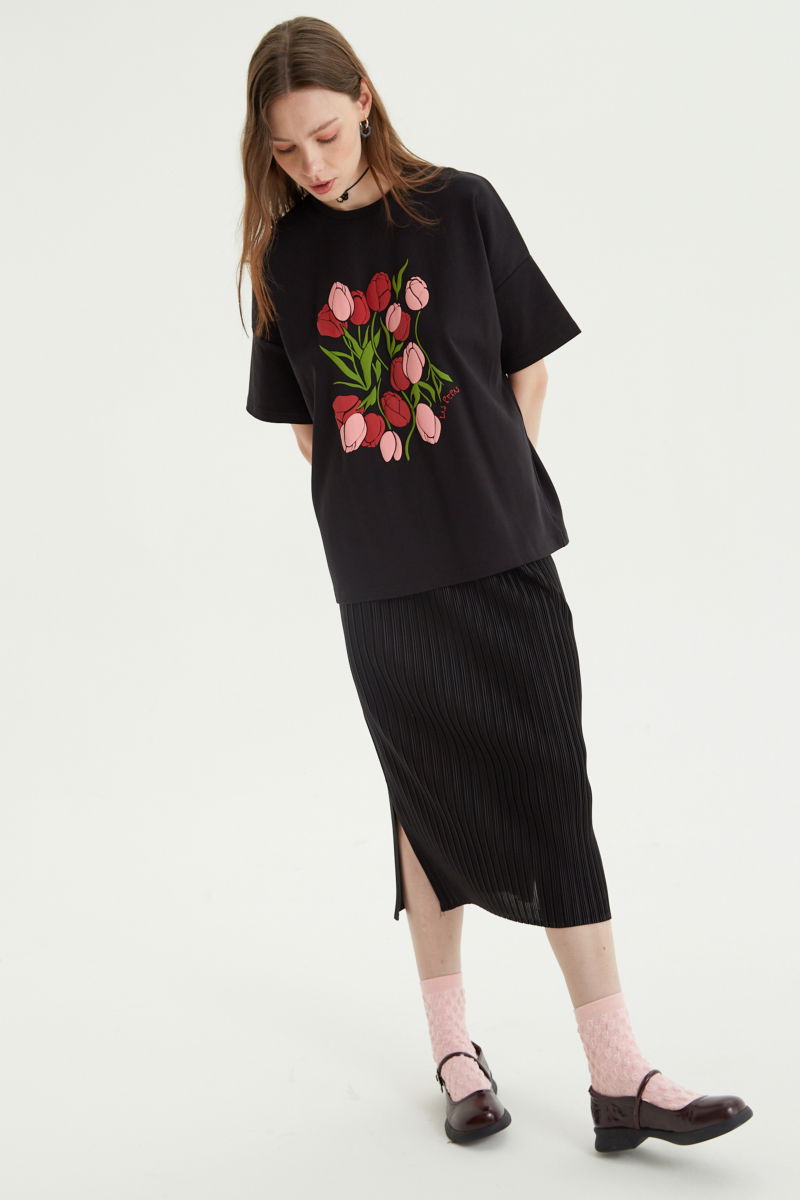 Remera oversize de algodón con estampa central de tulipanes en relieve. 
