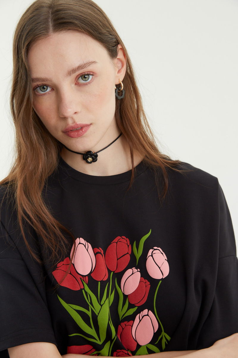 Remera oversize de algodón con estampa central de tulipanes en relieve. 