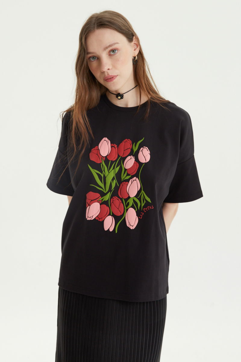 Remera oversize de algodón con estampa central de tulipanes en relieve. 