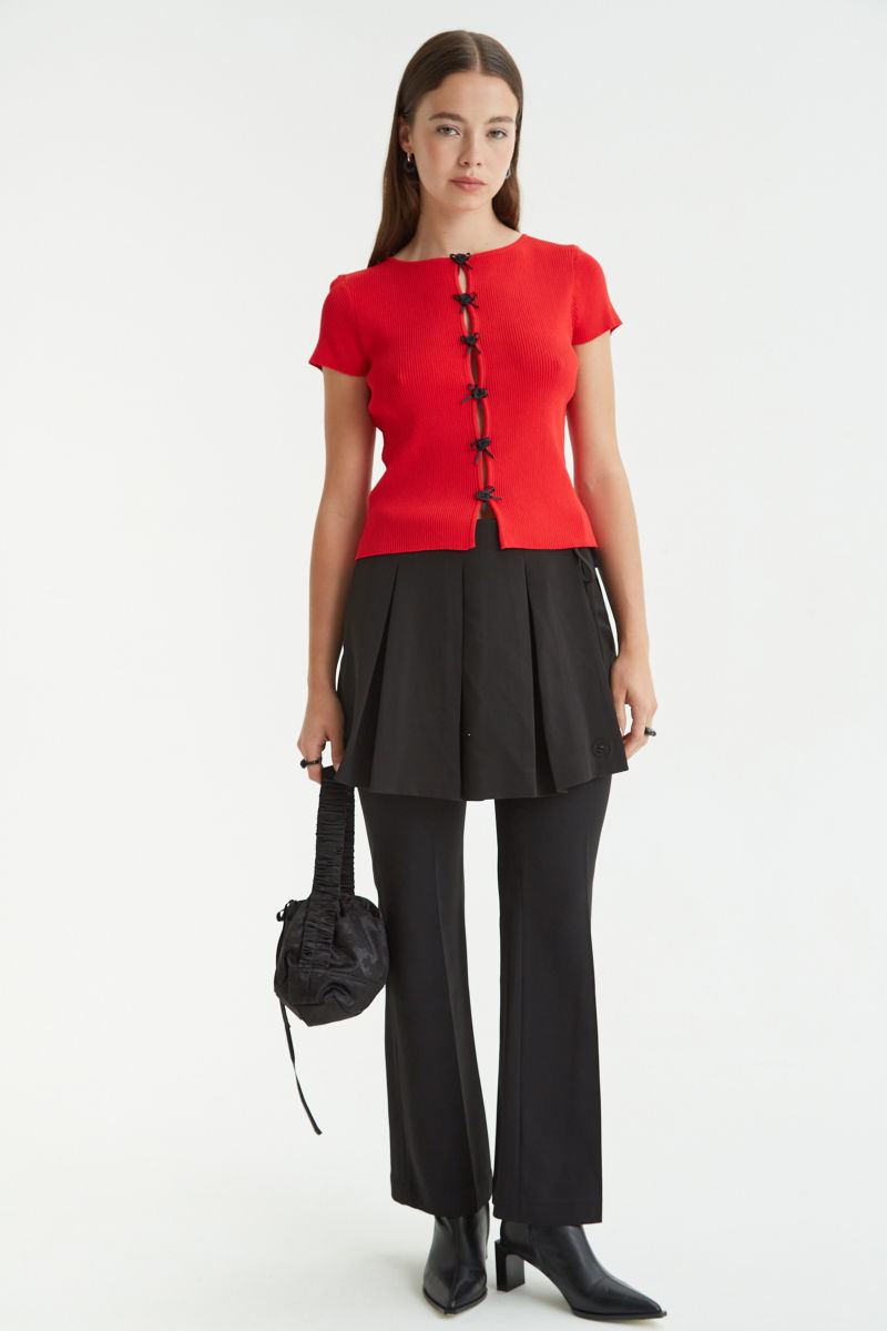 Pantalón negro sastrero tiro alto de corte recto y largo al tobillo con pinzas en el frente, bolsillos laterales y bolsillo ojal en la espalda. 
