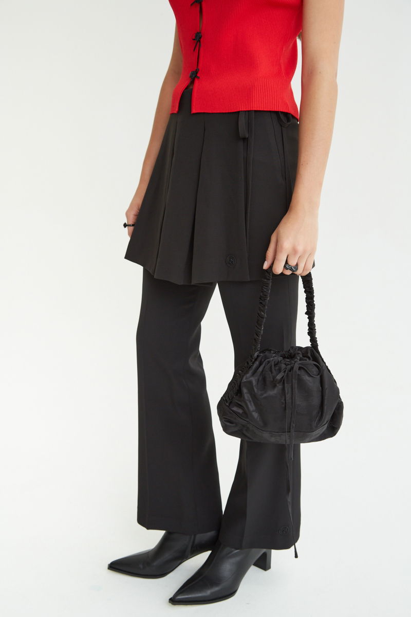 Botas de cuero de caña media en punta con taco rectangular de 7 cm y cierre lateral oculto. 
