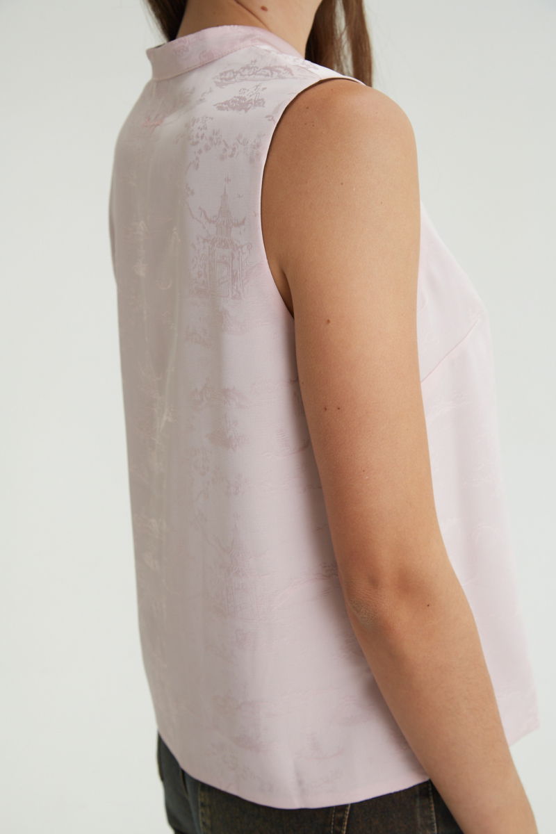 Blusa rosa reversible de jacquard satinado sin mangas con cuello mao, botones a tono, pinzas frontales y aberturas laterales.