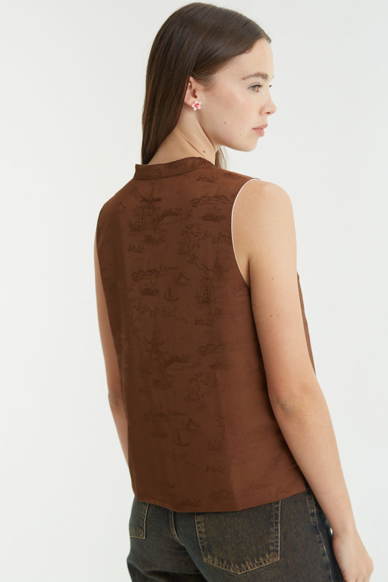 Blusa rosa reversible de jacquard satinado sin mangas con cuello mao, botones a tono, pinzas frontales y aberturas laterales.