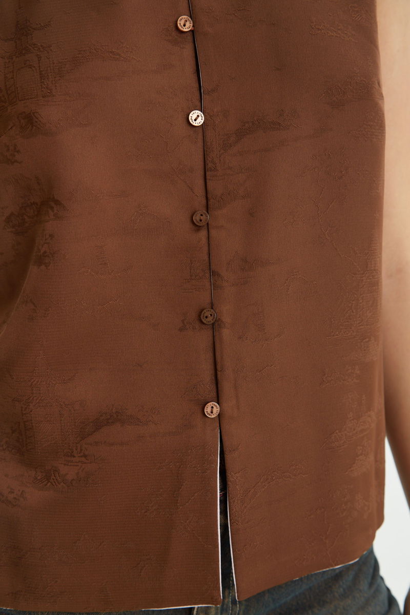 Blusa rosa reversible de jacquard satinado sin mangas con cuello mao, botones a tono, pinzas frontales y aberturas laterales.