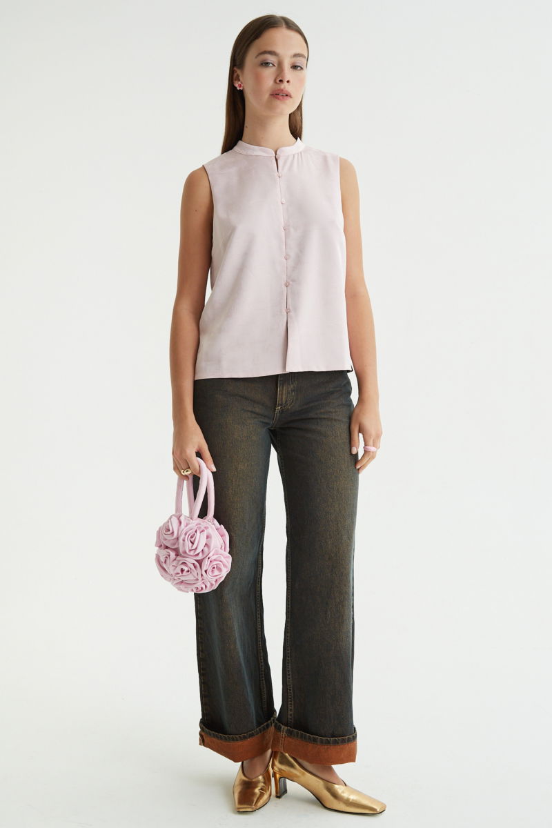 Blusa rosa reversible de jacquard satinado sin mangas con cuello mao, botones a tono, pinzas frontales y aberturas laterales.