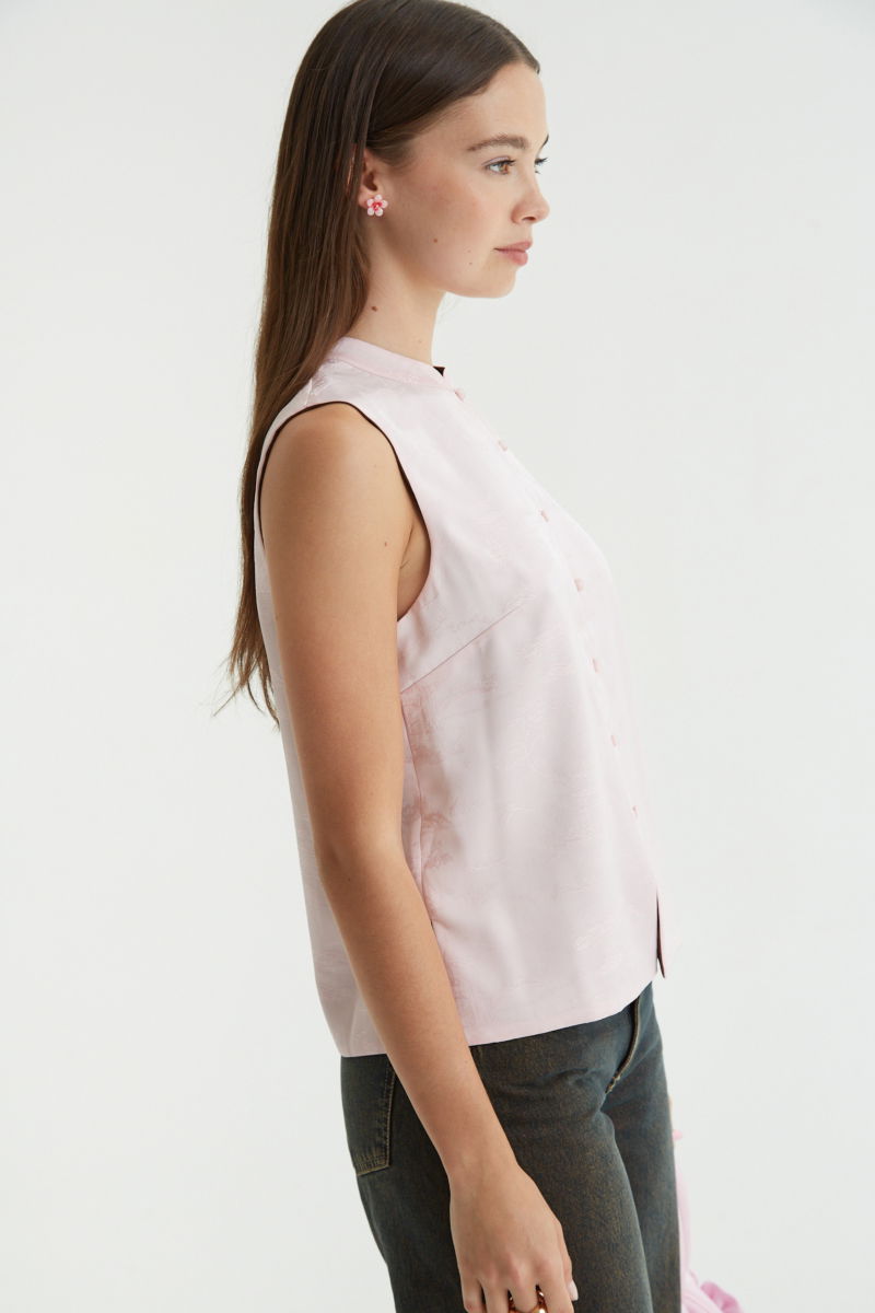 Blusa rosa reversible de jacquard satinado sin mangas con cuello mao, botones a tono, pinzas frontales y aberturas laterales.