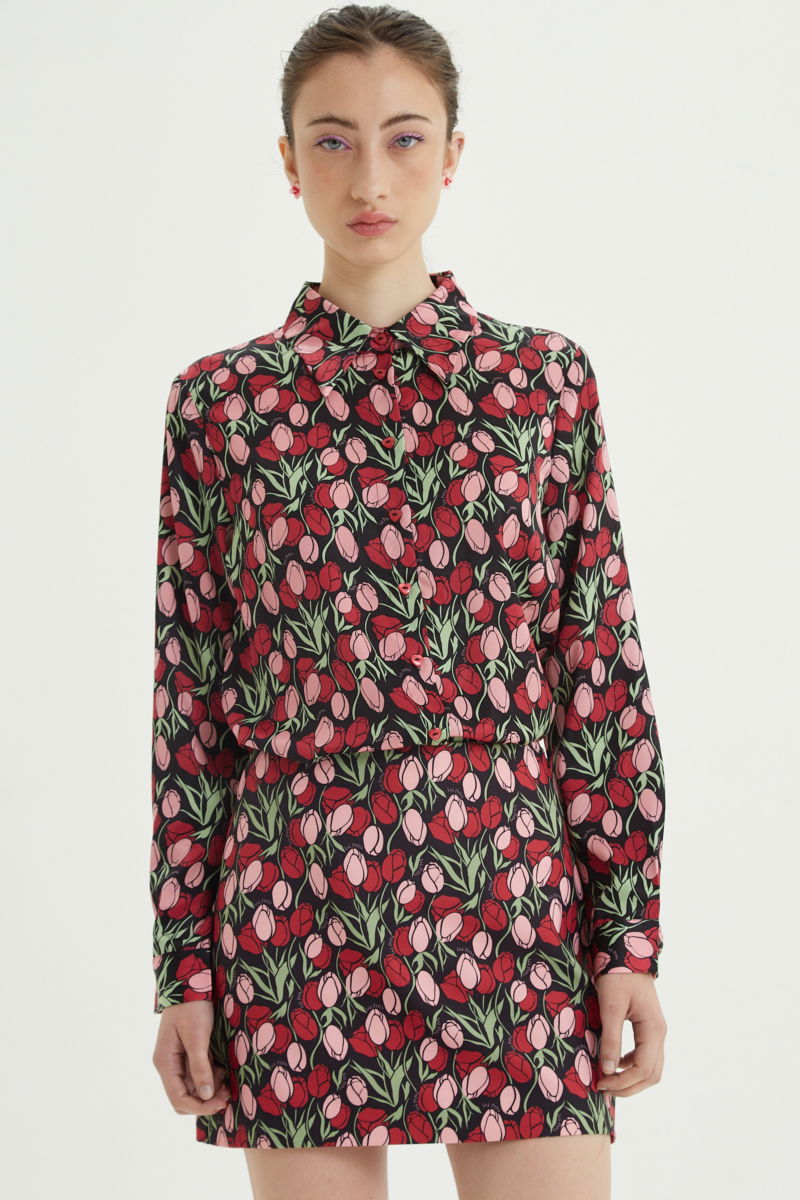 Camisa satinada con estampa de tulipanes y botones a contratono en forma de corazón, de corte recto y larga hasta la cadera. 