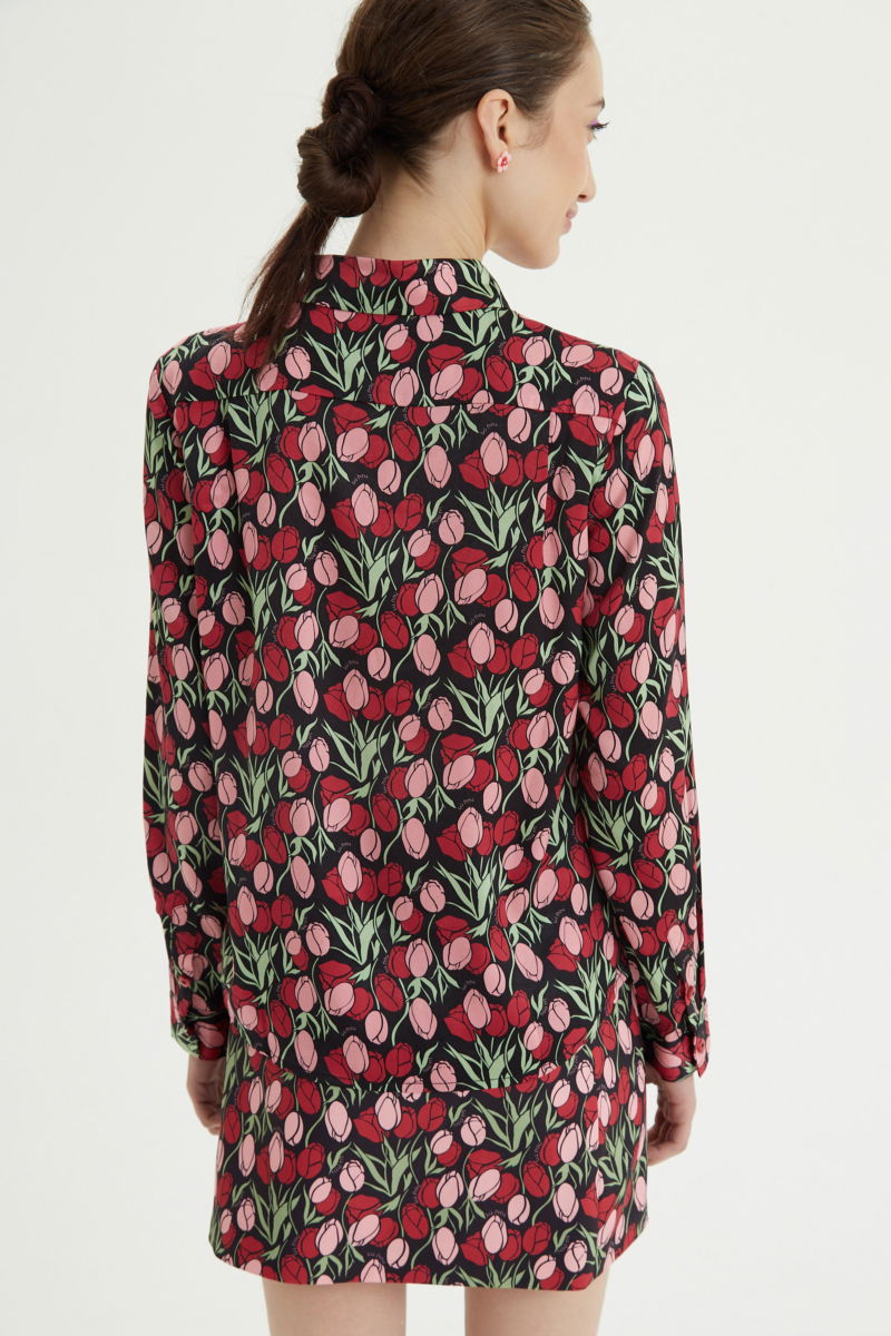 Camisa satinada con estampa de tulipanes y botones a contratono en forma de corazón, de corte recto y larga hasta la cadera. 