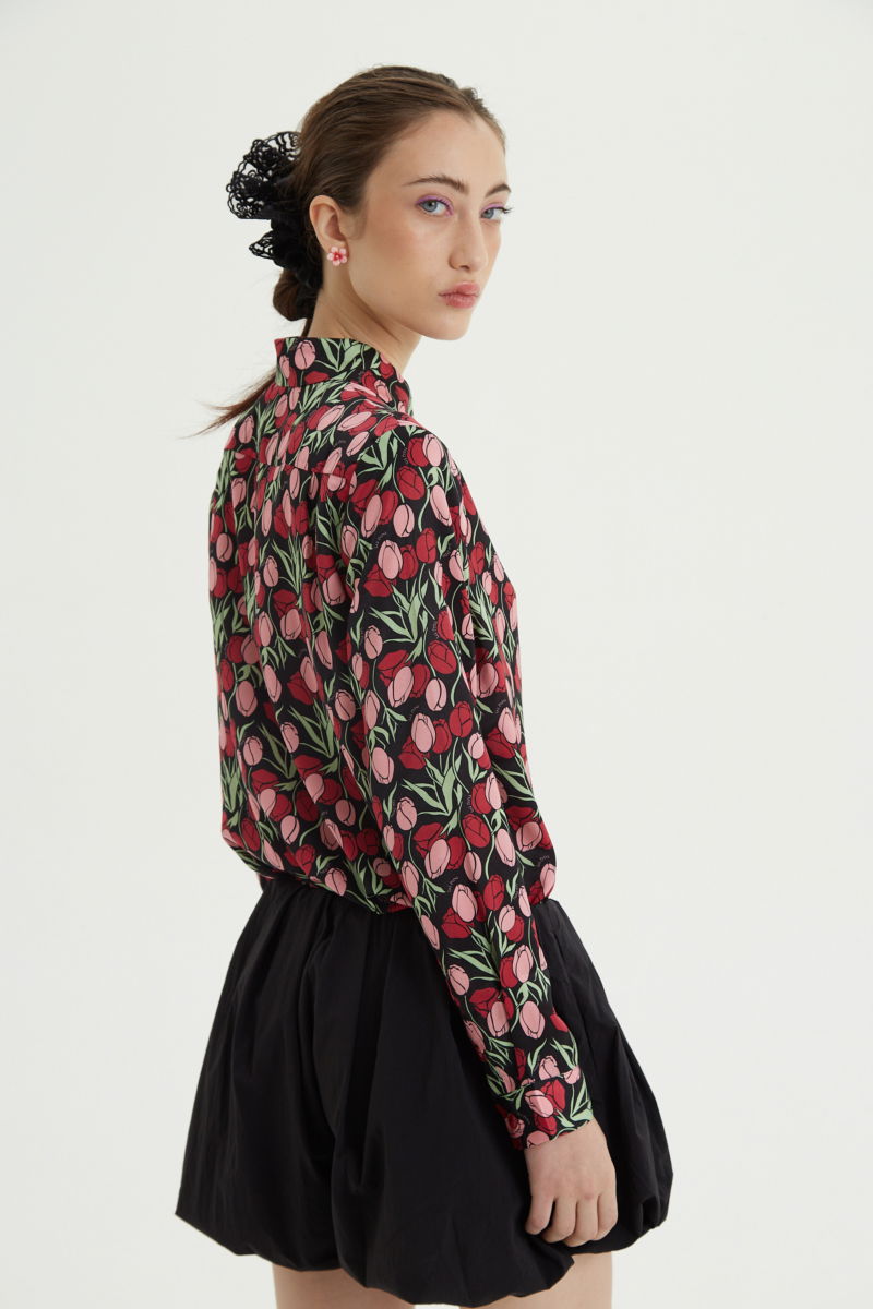 Camisa satinada con estampa de tulipanes y botones a contratono en forma de corazón, de corte recto y larga hasta la cadera. 